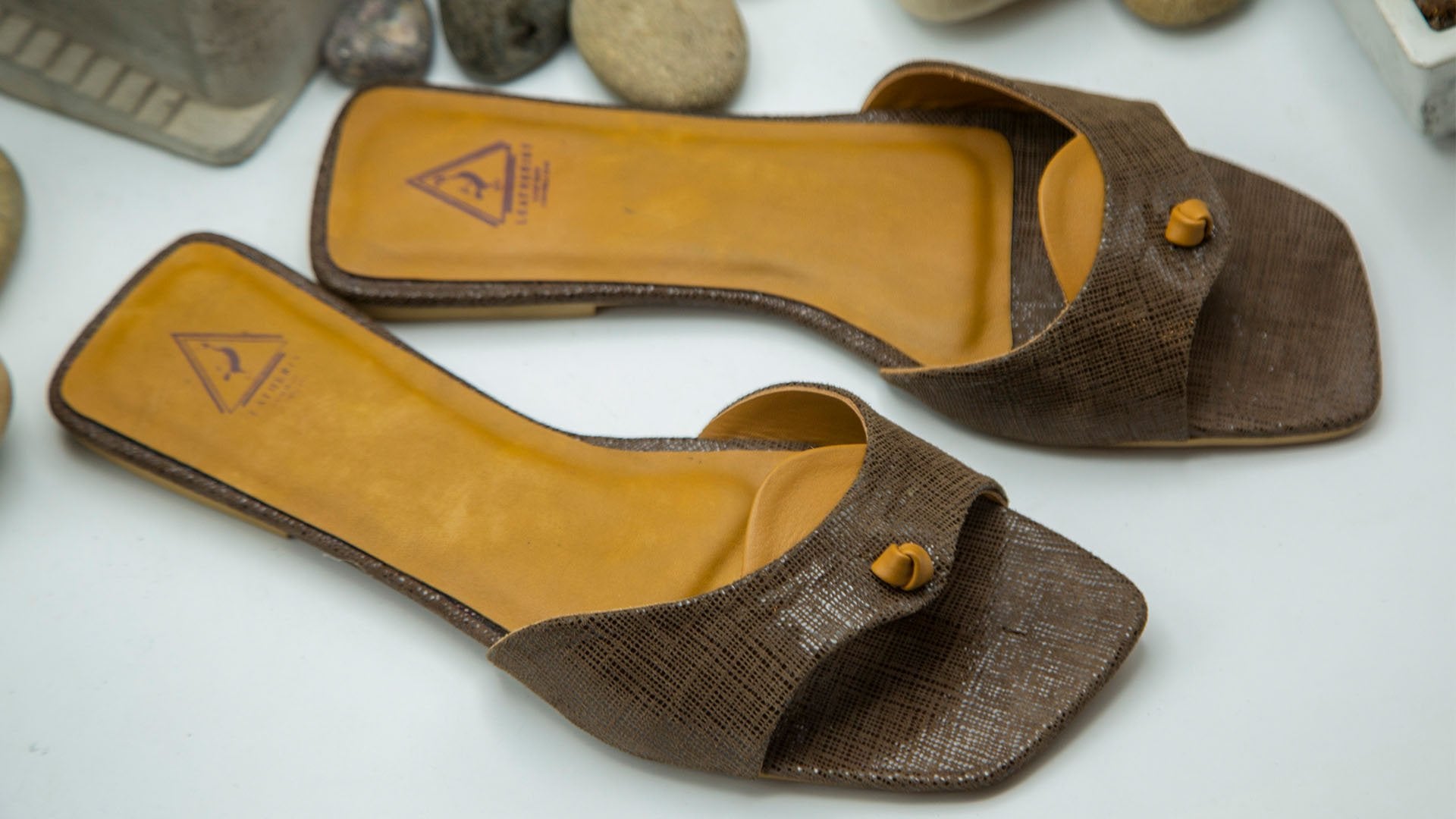 Leather Slide Choco Brown - Handcrafted - Leatherist.official